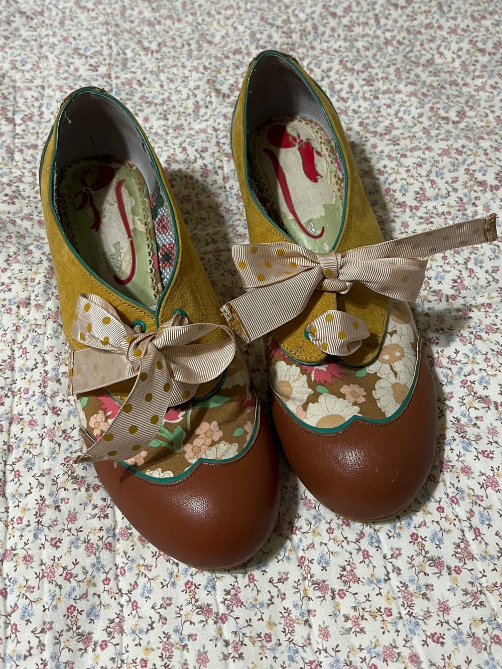 Vintage inspired Poetic License Multi-Color Floral Accent. Size 8.5